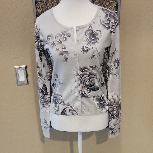 White House Black Market Sweaters - White House Black Market Light Gray Floral Long Sleeve Cardi